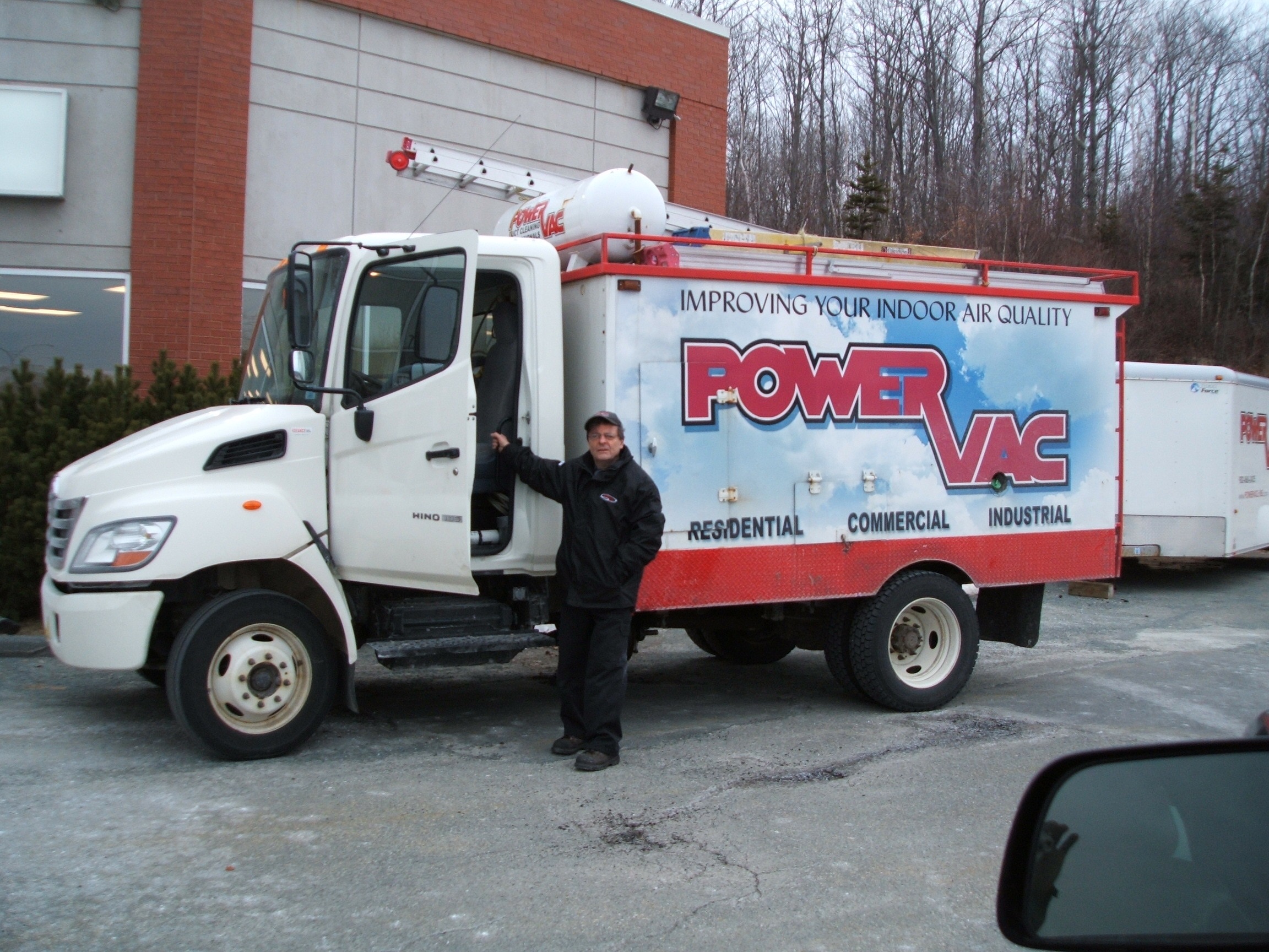 picture of poer vac duct cleaning truck
